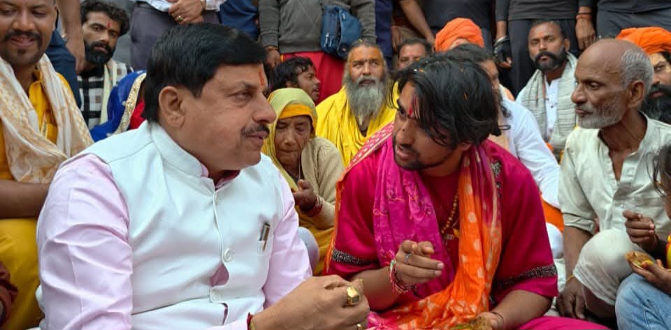 CM डॉ मोहन यादव 'बागेश्वर धाम' के पीठाधीश्वर, पंडित धीरेन्द्र कृष्ण शास्त्री  द्वारा आयोजित 'सनातन हिंदू एकता पदयात्रा' में सम्मिलित हुआ।