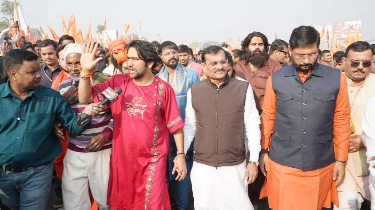 बागेश्वर धाम के पीठाधीश्वर धीरेंद्र कृष्ण शास्त्री की सनातन हिंदू एकता पदयात्रा में भाजपा के पूर्व प्रदेश अध्यक्ष व सांसद वीडी शर्मा हुए शामिल ।