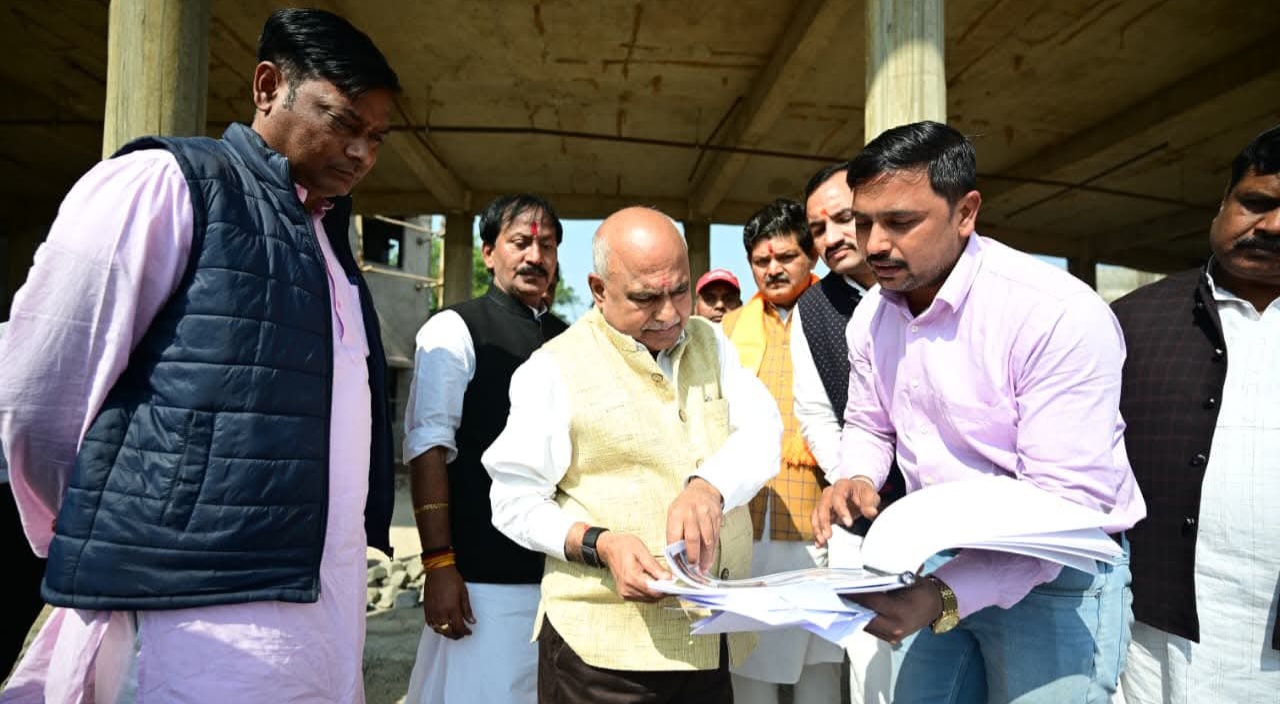 भाजपा प्रदेश अध्यक्ष एवं प्रदेश संगठन महामंत्री ने आज ग्‍वालियर में सिरोल पहाड़ी पर पूर्व प्रधानमंत्री  अटल बिहारी वाजपेयी  की स्मृति में निर्माणाधीन अटल स्मारक के कार्यों की प्रगति का निरीक्षण किया।