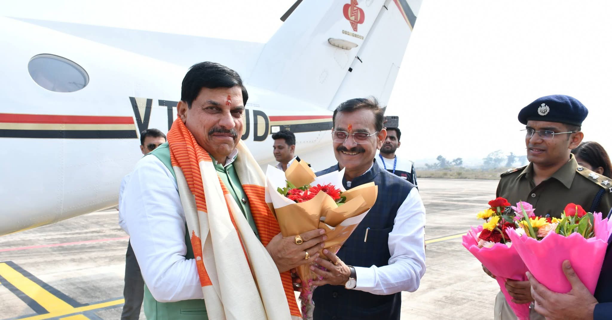 मुख्यमंत्री डॉ मोहन यादव का खजुराहो एयरपोर्ट पर हुआ आगमन। आगमन के दौरान जनप्रतिनिधि एवं प्रशासनिक अधिकारियों ने  स्वागत किया।